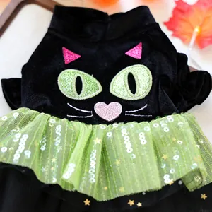 Detail van Halloween-huisdierjurk met fluwelen top en groene tule rok met glitters