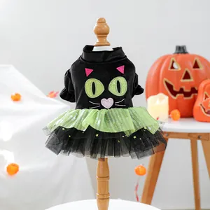 Detail van Halloween huisdier pompoenjurk met zwarte kat borduursel en pailletten tule rok