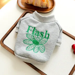 Dettaglio del ricamo Flash e della margherita su questo maglione grigio per animali