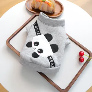 Détail du sweat gris pour animal avec broderie panda et sangle noire décorative BEAR