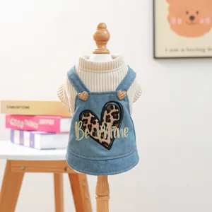 Beige hondentrui en blauwe denim jurk met luipaardhart en Be Mine borduursel