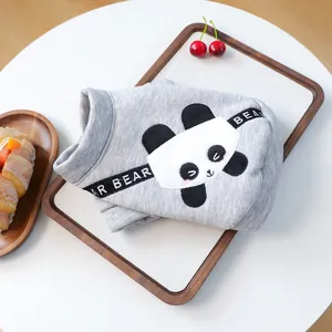 Gros plan du sweat-shirt gris pour animaux avec broderie panda et polaire chaude