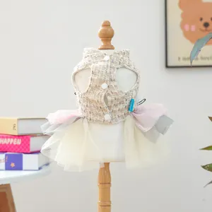 Dettaglio dell'abito in tweed per cani con bottoni e gonna in tulle colorato