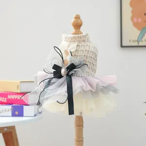 Dettaglio dell'abito in tweed per animali con colletto a balze e gonna in tulle a strati