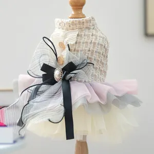 Dettaglio del vestito in tweed per animali con gonna in tulle e fiocco di perle