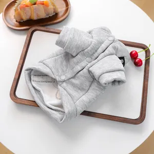 Détail du gilet rembourré gris pour animaux avec boutons-pression et doublure douce