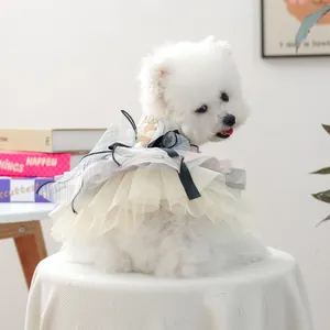 Dettaglio dell'abito per cani a quadri blu con gonna in tulle e fiocco di perle