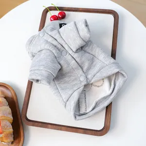 Gros plan d'un sweat à capuche gris pour animaux avec boutons-pression mats
