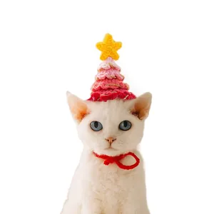 Chapeau sapin de Noël rose au crochet avec étoile pour chats et chiens sur fond blanc