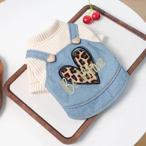 Blauwe denim huisdierjurk met luipaardhartborduurwerk en gebreide mouwen voor kleine honden