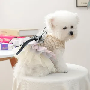 Dettaglio vestito da principessa per cani con corpetto in tweed e gonna in tulle a strati
