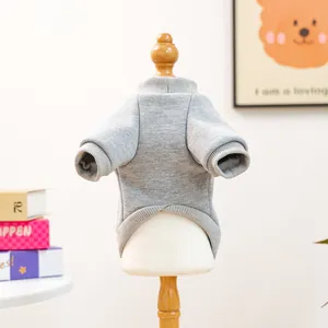Primo piano di un maglione per animali in maglia grigia con polsini a costine su manichino