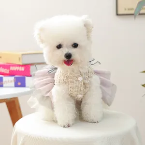 Dettaglio del tessuto in tweed e della gonna in tulle multistrato su un abito per cani