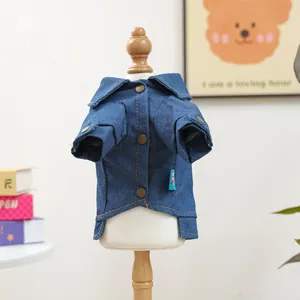 Dettaglio di una giacca di jeans blu per animali con bottoni in rame per cani piccoli e gatti