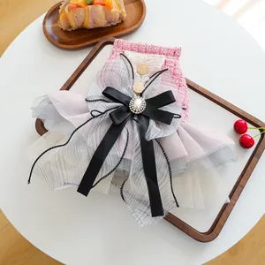 Dettaglio dell'abito da principessa per cani con fiocco di perle e gonna in tulle