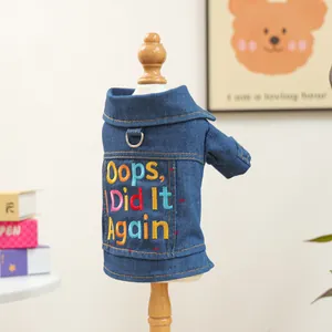 Dettaglio giacca in denim per cani con ricamo arcobaleno e anello a D in metallo sul retro
