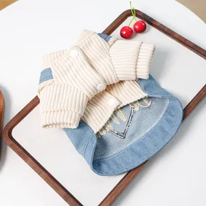 Detailweergave van de huisdierjurk met crème breisel en blauwe denim patchwork-stijl