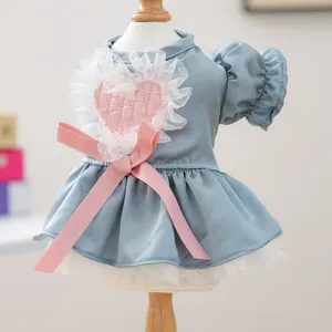 Dettaglio del vestito in raso per animali con cuore in tulle rosa e fiocco in vita