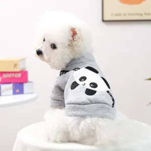 Détail du sweat gris pour animaux avec patch panda et ruban BEAR pour petits chiens