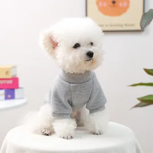Maglione in maglia grigio chiaro a dolcevita per cani piccoli in autunno e inverno