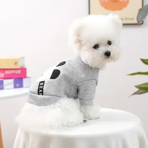 Détail du sweat à capuche gris pour chien avec oreilles 3D et texte BEAR sur un chien