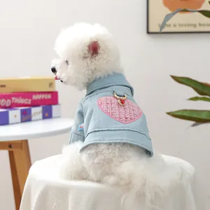 Detalle de chaqueta vaquera para perro en azul claro con corazón de tweed y colgante