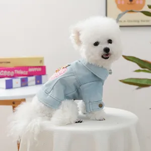 Detalle de chaqueta vaquera para perro azul claro con parche de corazón rosa suave