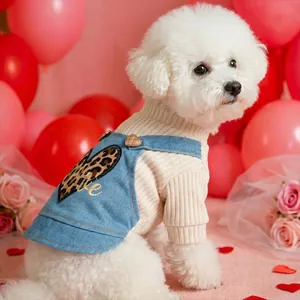 Beige gebreide trui en blauwe denim overall met luipaardhart voor kleine honden