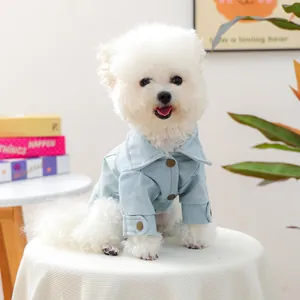 Vista detallada de la chaqueta vaquera azul claro para mascotas con cuello y botones