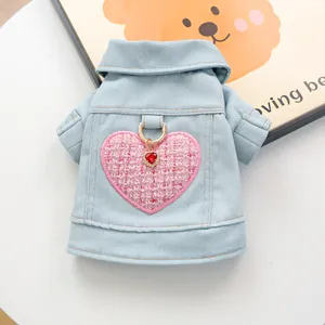 Detalle de chaleco vaquero para mascotas con parche de corazón rosa y colgante de cristal
