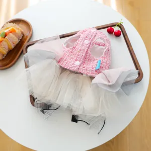 Dettaglio dell'abito in tweed rosa per animali con gonna in tulle a strati