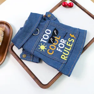 Dettaglio del gilet in denim per cani con ricamo giallo e un anello a D in metallo