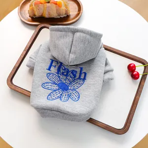 Grauer Hunde-Hoodie mit blauer Blumenstickerei und Metallring für kleine Haustiere