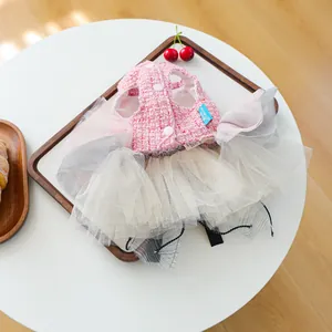 Dettaglio vestito per animali in tweed con bottoni bianchi e gonna in tulle a strati