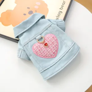 Chaleco vaquero azul para perro con parche de corazón de tweed y colgante rojo