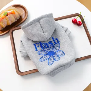 Grauer Haustier-Kapuzenpullover für kleine Hunde mit blauer Blumenstickerei und Flash-Logo