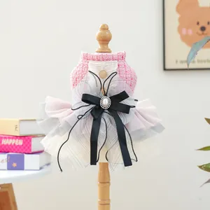 Abito principessa in tweed rosa per animali con gonna in tulle e fiocco nero decorativo