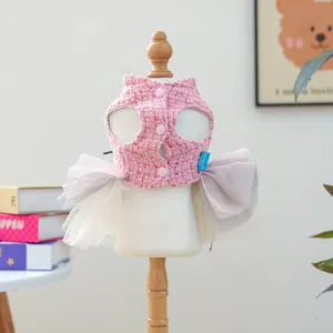 Dettaglio ravvicinato dell'abito per animali in tweed rosa con gonna in tulle e bottoni