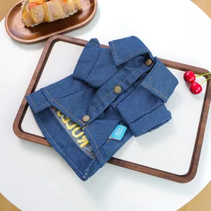 Dettaglio camicia di jeans per cani con ricamo PET giallo e bottoni in metallo vintage