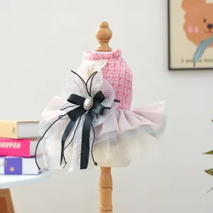 Dettaglio dell'abito in tweed rosa per animali con paillettes e grande fiocco di perle
