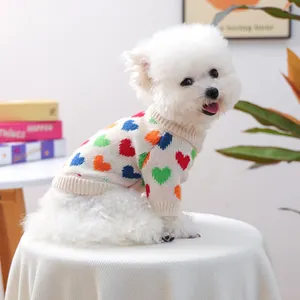 Detalle del suave suéter de punto para mascotas con corazones de colores en un Bichón