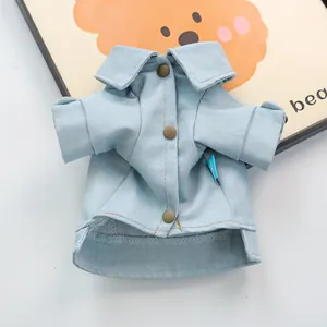 Detalle de chaqueta vaquera azul claro para mascotas con cuello y botones marrones