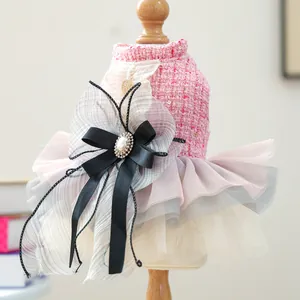 Dettaglio dell'abito in tweed rosa per animali con colletto in pizzo e fiocco di perle