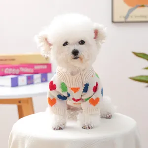 Detalle del suéter de punto para mascotas con diseño de corazones de colores y bordes acanalados