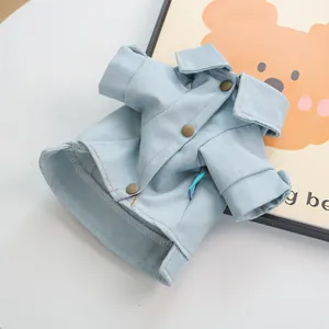 Detalle de chaqueta vaquera azul claro para mascotas con botones de bronce y cuello clásico