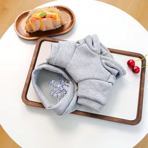 Detailansicht grauer Haustier-Hoodie mit blauer Schmetterlingsstickerei aus weichem Fleece