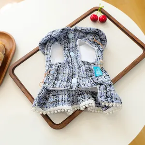 Détails d'une robe en tweed bleu clair pour animaux avec perles et boutons élégants