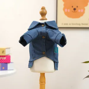 Dettaglio di camicia di jeans per animali con bottoni in metallo e cuciture a contrasto