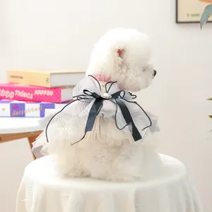 Dettaglio dell'abito da principessa per animali con rete a strati e grande fiocco di nastro nero