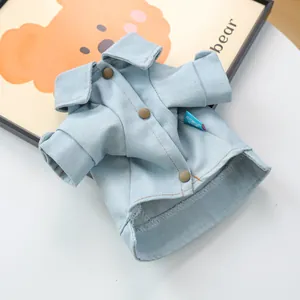 Detalle de una camisa vaquera para mascotas con botones vintage y logo de la marca